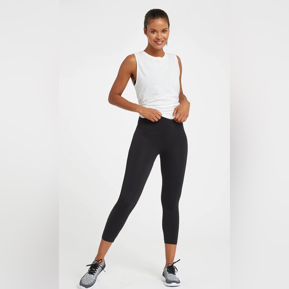 Spanx seamless cropped leggings. Never worn. Smoke and pet free